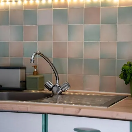 Very Quiet Palm Close